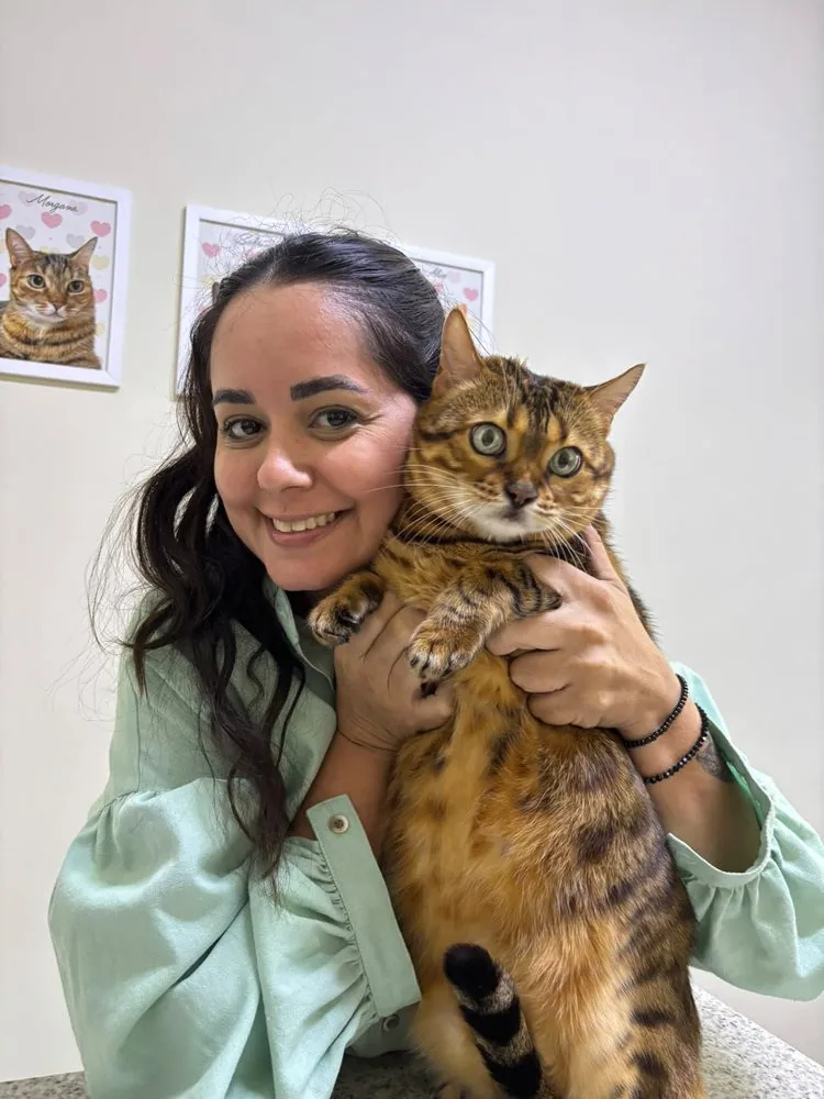 Dra. Nathalia com um gato bengal no colo