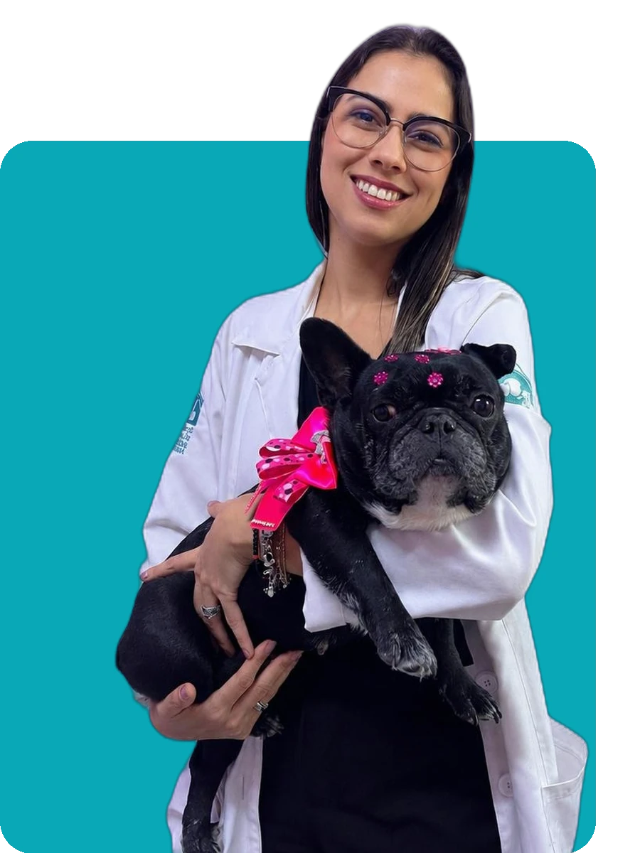 Dra. Vitória Sandy Pires com um cão no colo, na Zenvet, clínica veterinária para cães em Americana